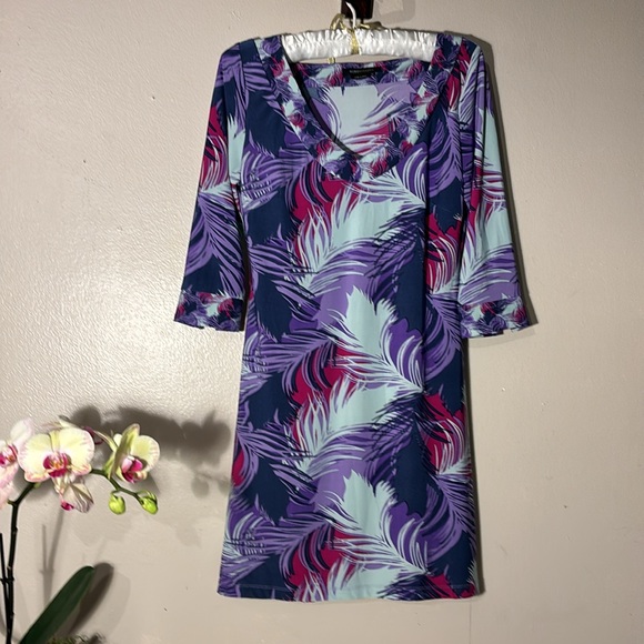 BCBG Maxazria size M gently worn . Great for the summer Pretty shades of purple - Picture 3 of 5
